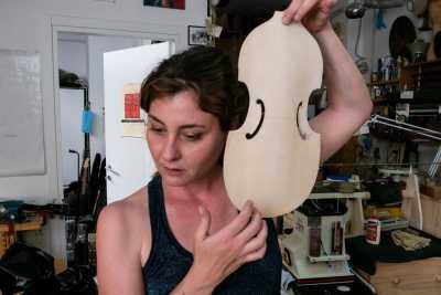 Viole, violini e violoncelli fatti a mano: la storia e i segreti dei due maestri liutai di Bari